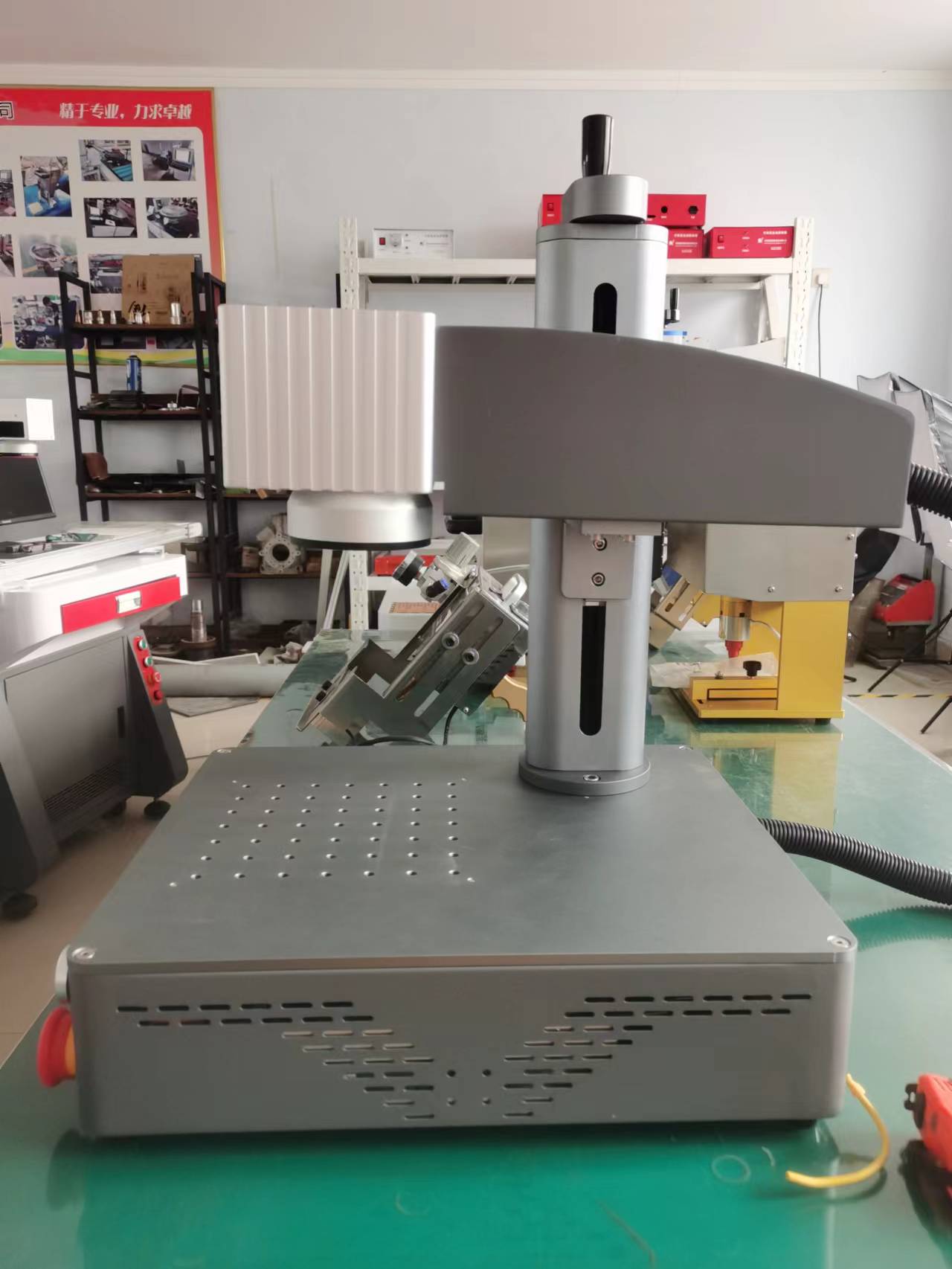 mini prenosný laserový značkovací stroj na kov